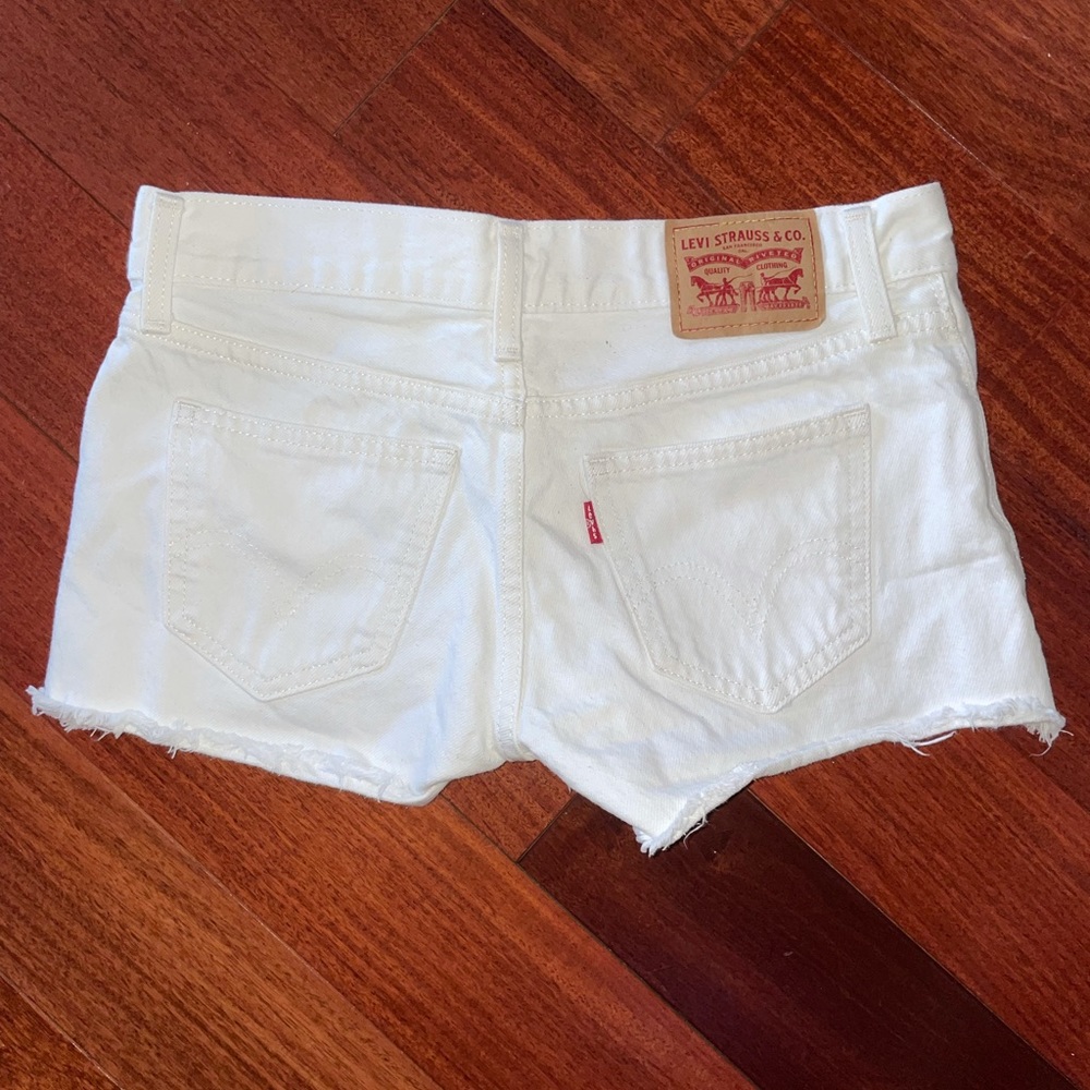 White Levi’s shorts size 24!
